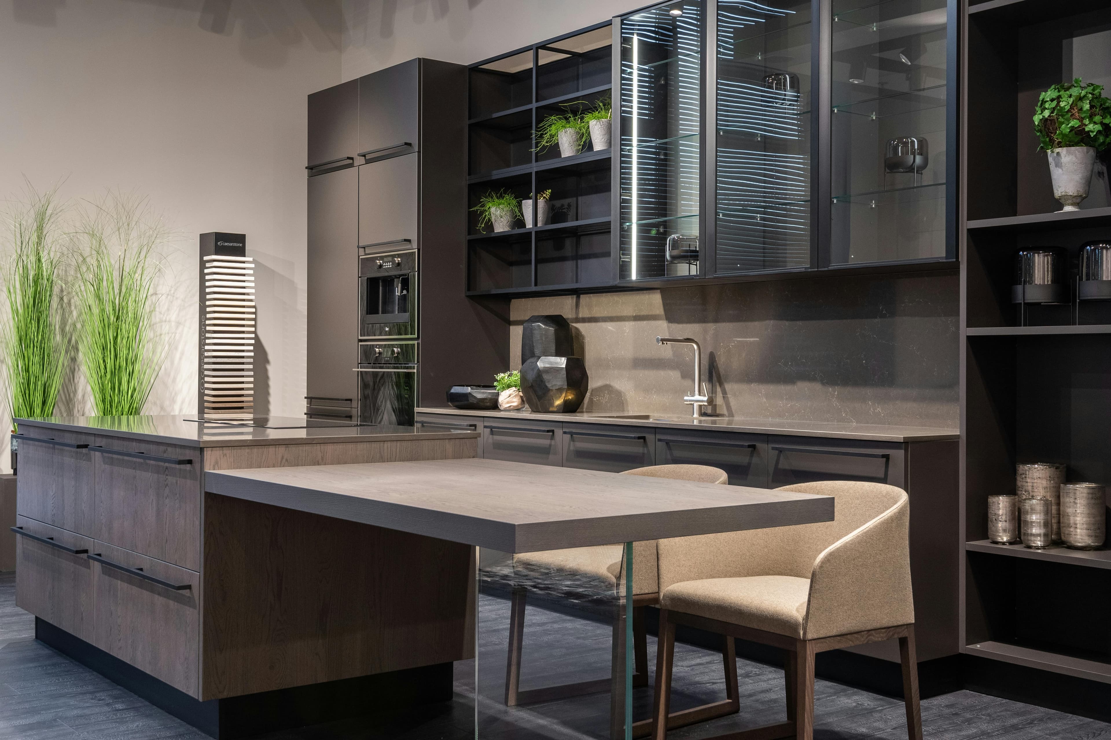 Ambiente de cozinha planejada moderna com móveis sob medida.